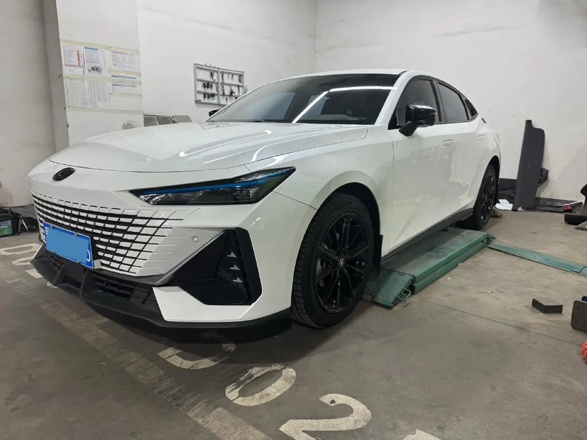 2023 ChangAn UNI-V 1.5T 188HP L4 7DCT,autocango,china used car exporter,china ev exporter,chinese used car exporter,chinese used ev exporter