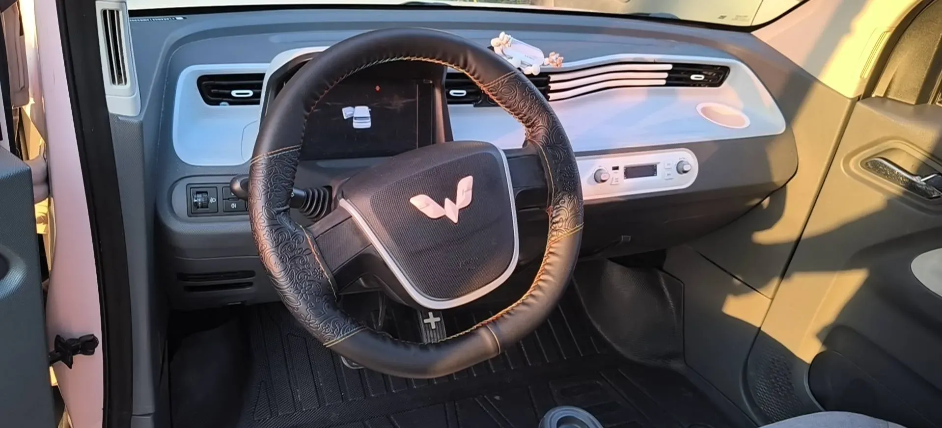 2021 WuLing HongGuang MINI EV BEV 9.3KWH,autocango,china used car exporter,china ev exporter,chinese used car exporter,chinese used ev exporter