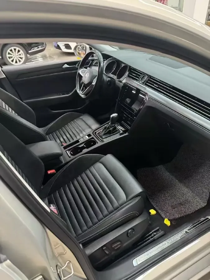 2020 Volkswagen Magotan 2.0T 186HP L4 7DCT,autocango,china used car exporter,china ev exporter,chinese used car exporter,chinese used ev exporter