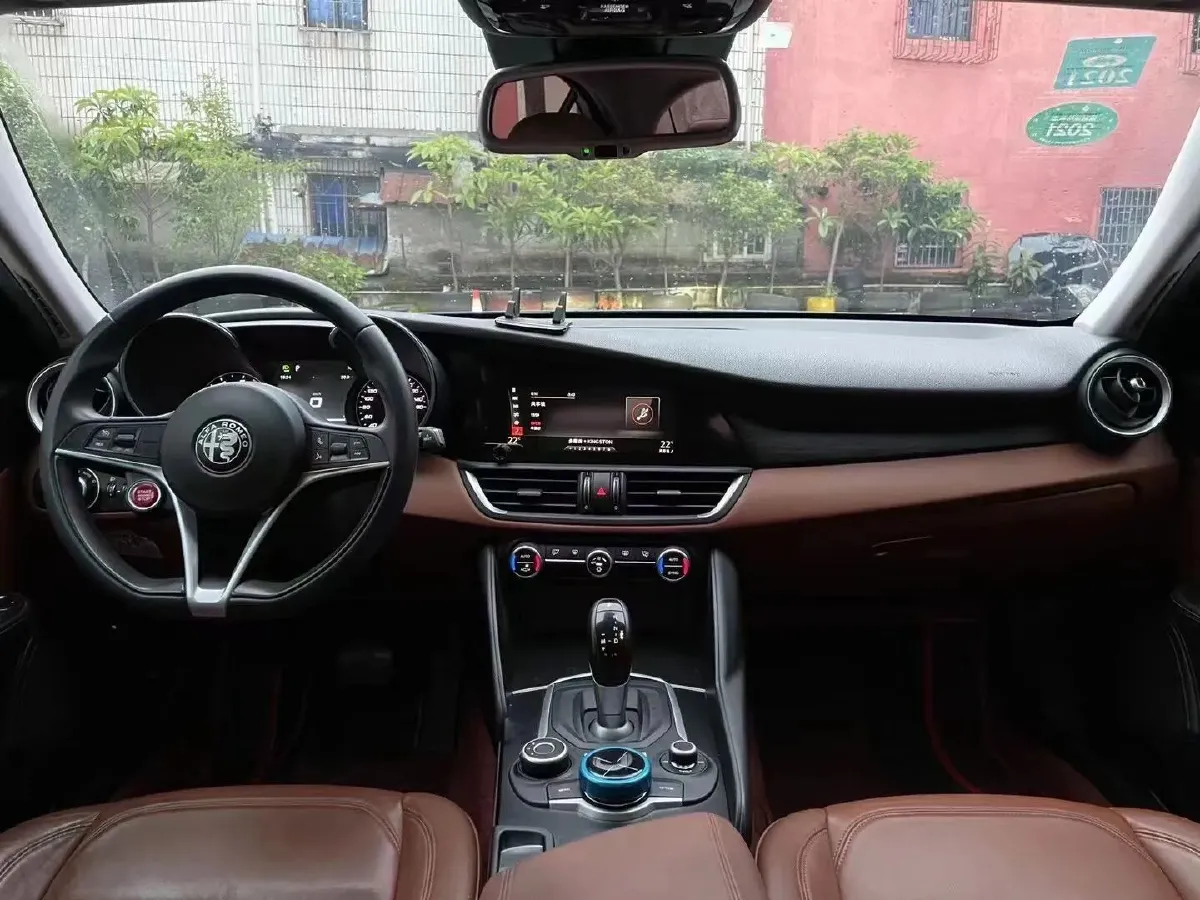 2018 Alfa Romeo Giulia 2.0T 200HP L4 8AT,autocango,china used car exporter,china ev exporter,chinese used car exporter,chinese used ev exporter