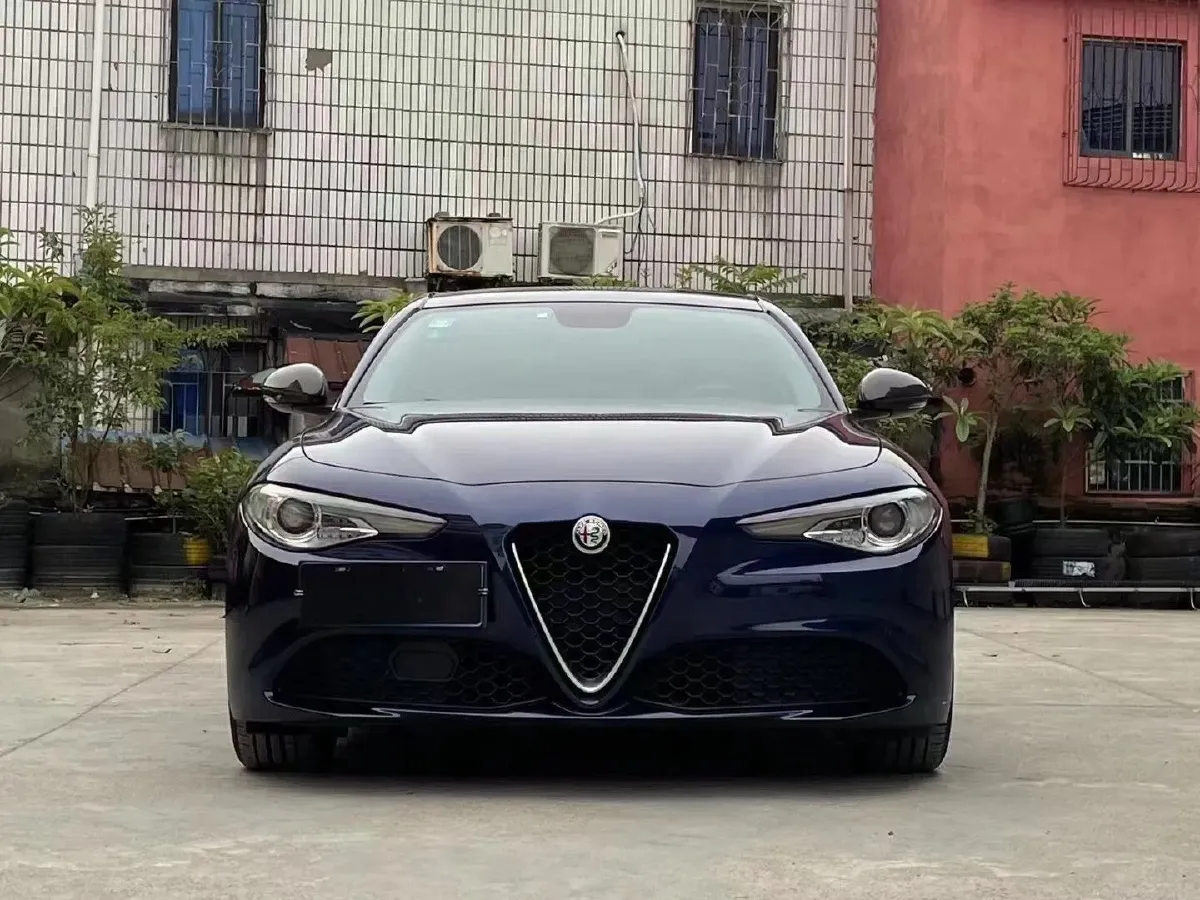 2018 Alfa Romeo Giulia 2.0T 200HP L4 8AT,autocango,china used car exporter,china ev exporter,chinese used car exporter,chinese used ev exporter