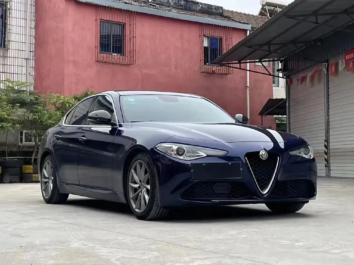 2018 Alfa Romeo Giulia 2.0T 200HP L4 8AT,autocango,china used car exporter,china ev exporter,chinese used car exporter,chinese used ev exporter