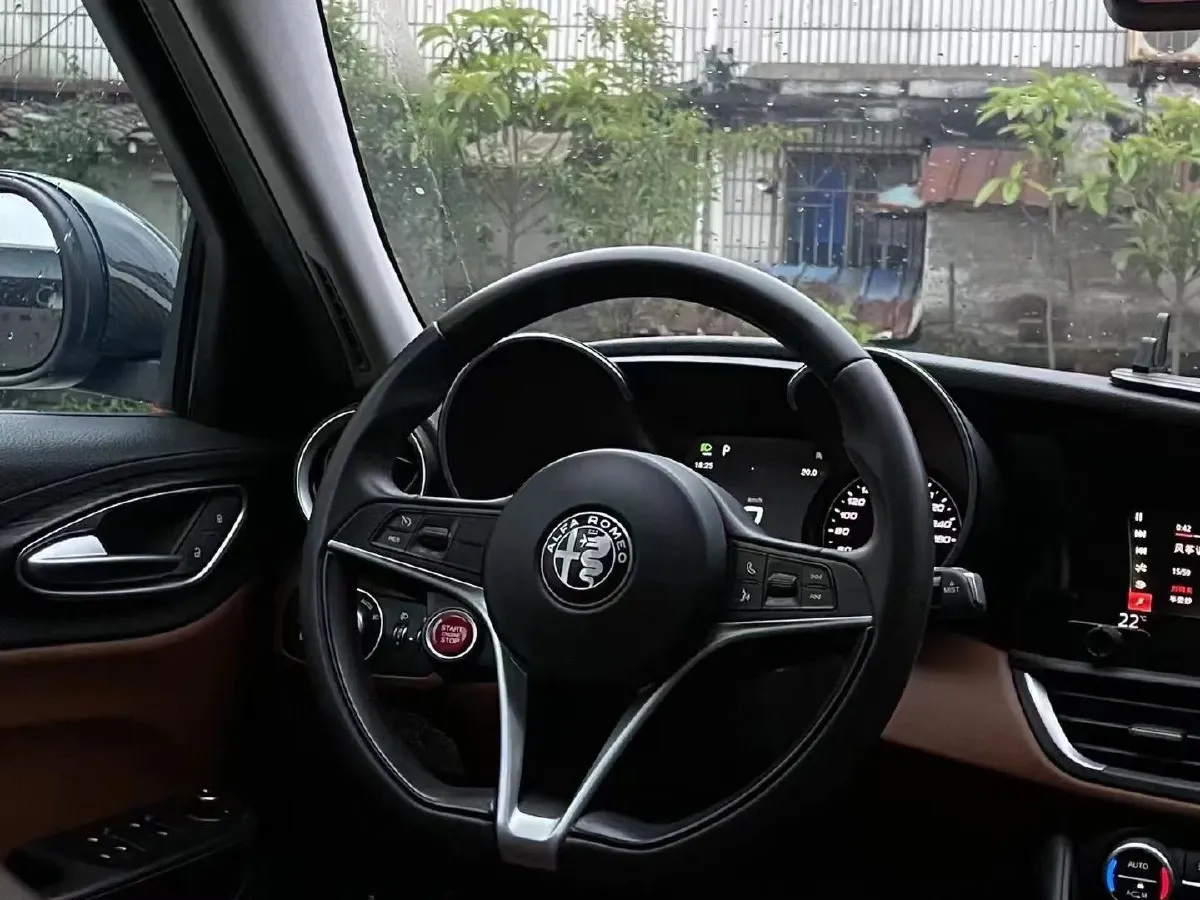 2018 Alfa Romeo Giulia 2.0T 200HP L4 8AT,autocango,china used car exporter,china ev exporter,chinese used car exporter,chinese used ev exporter