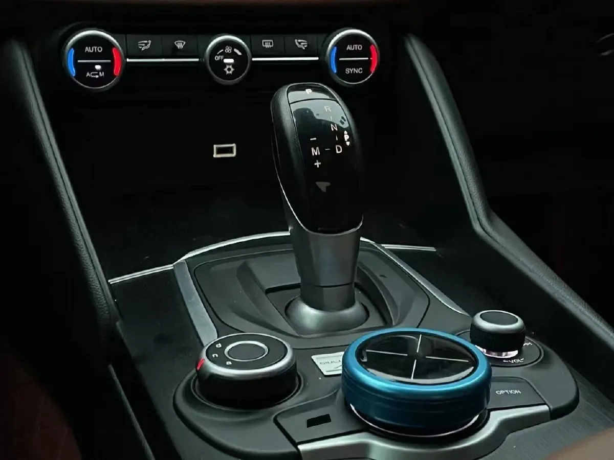 2018 Alfa Romeo Giulia 2.0T 200HP L4 8AT,autocango,china used car exporter,china ev exporter,chinese used car exporter,chinese used ev exporter