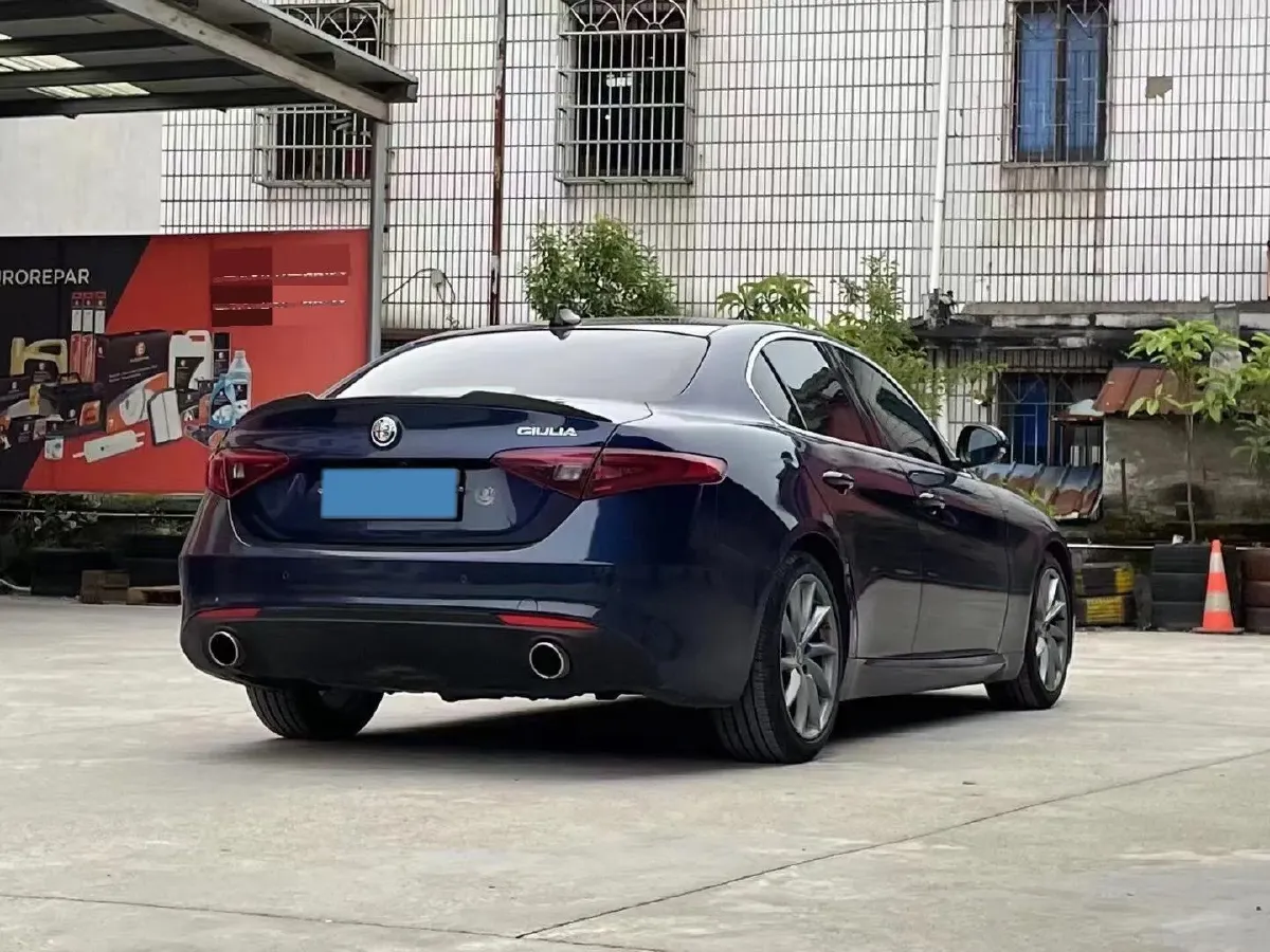 2018 Alfa Romeo Giulia 2.0T 200HP L4 8AT,autocango,china used car exporter,china ev exporter,chinese used car exporter,chinese used ev exporter