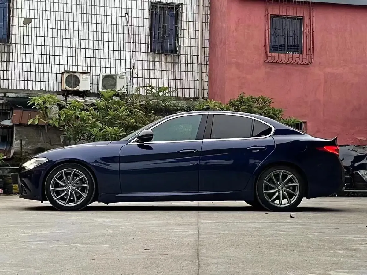 2018 Alfa Romeo Giulia 2.0T 200HP L4 8AT,autocango,china used car exporter,china ev exporter,chinese used car exporter,chinese used ev exporter