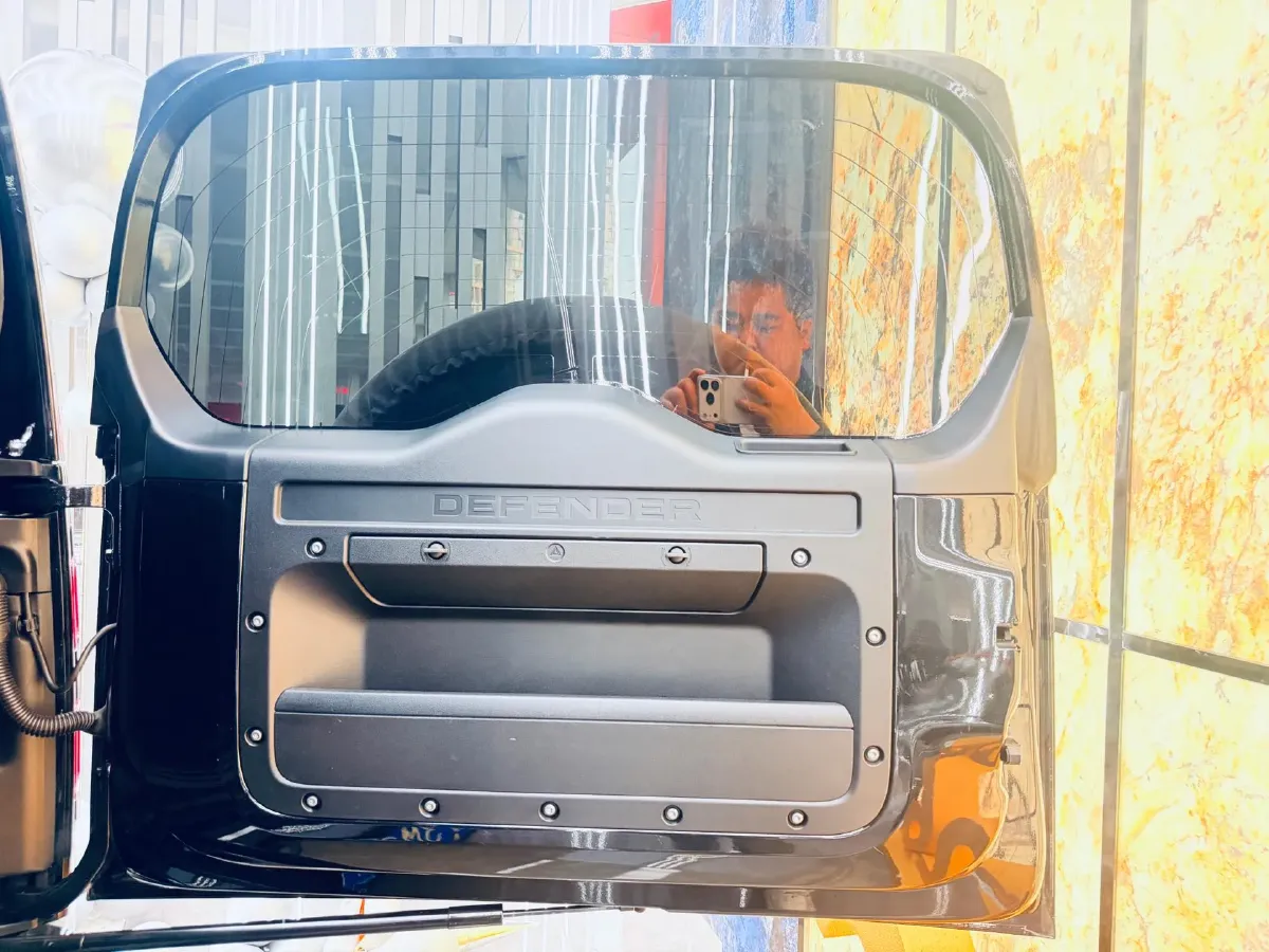 2023 Land Rover Defender 3.0T 400HP L6 8AT,autocango,china used car exporter,china ev exporter,chinese used car exporter,chinese used ev exporter