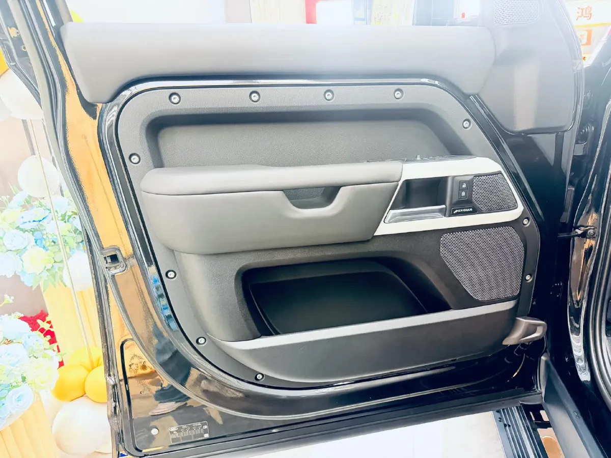 2023 Land Rover Defender 3.0T 400HP L6 8AT,autocango,china used car exporter,china ev exporter,chinese used car exporter,chinese used ev exporter