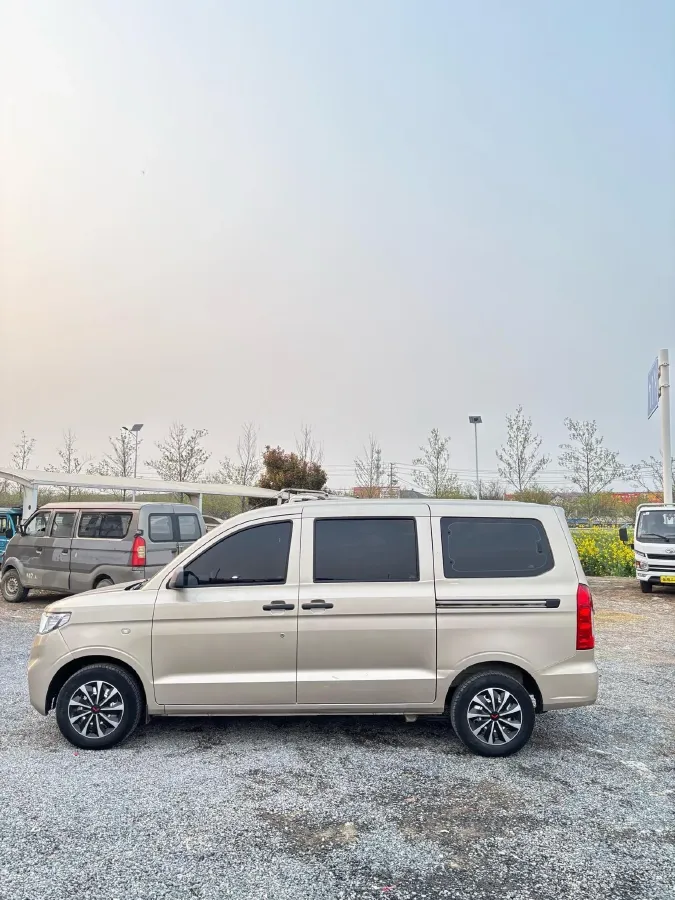 2019 WuLing RongGuang V 1.5L 99HP L4 6MT,autocango,china used car exporter,china ev exporter,chinese used car exporter,chinese used ev exporter