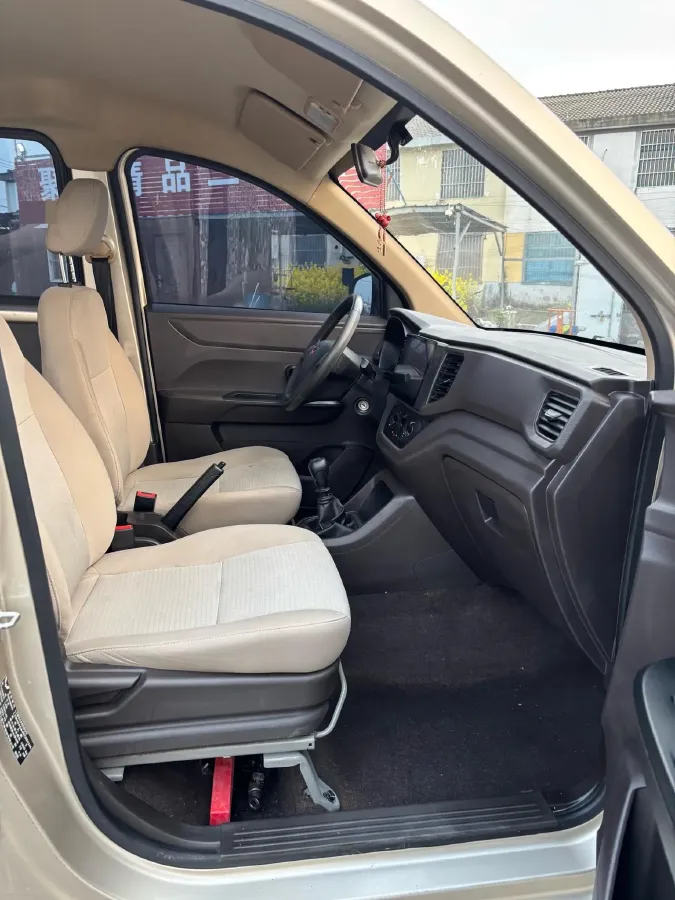 2019 WuLing RongGuang V 1.5L 99HP L4 6MT,autocango,china used car exporter,china ev exporter,chinese used car exporter,chinese used ev exporter