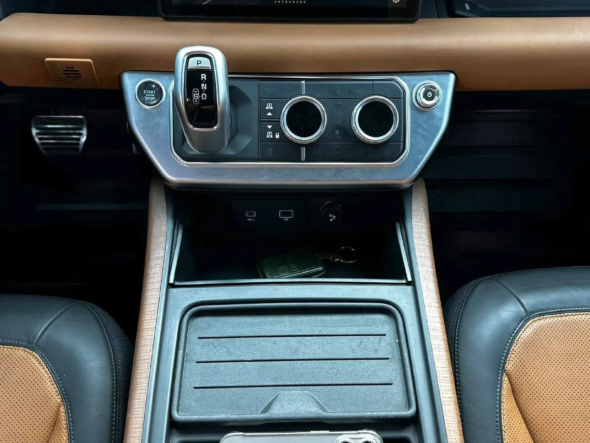 2021 Land Rover Defender 3.0T 400HP L6 8AT,autocango,china used car exporter,china ev exporter,chinese used car exporter,chinese used ev exporter