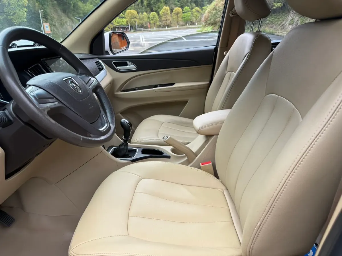 2019 BaoJun 730 1.5L 105HP L4 6MT,autocango,china used car exporter,china ev exporter,chinese used car exporter,chinese used ev exporter