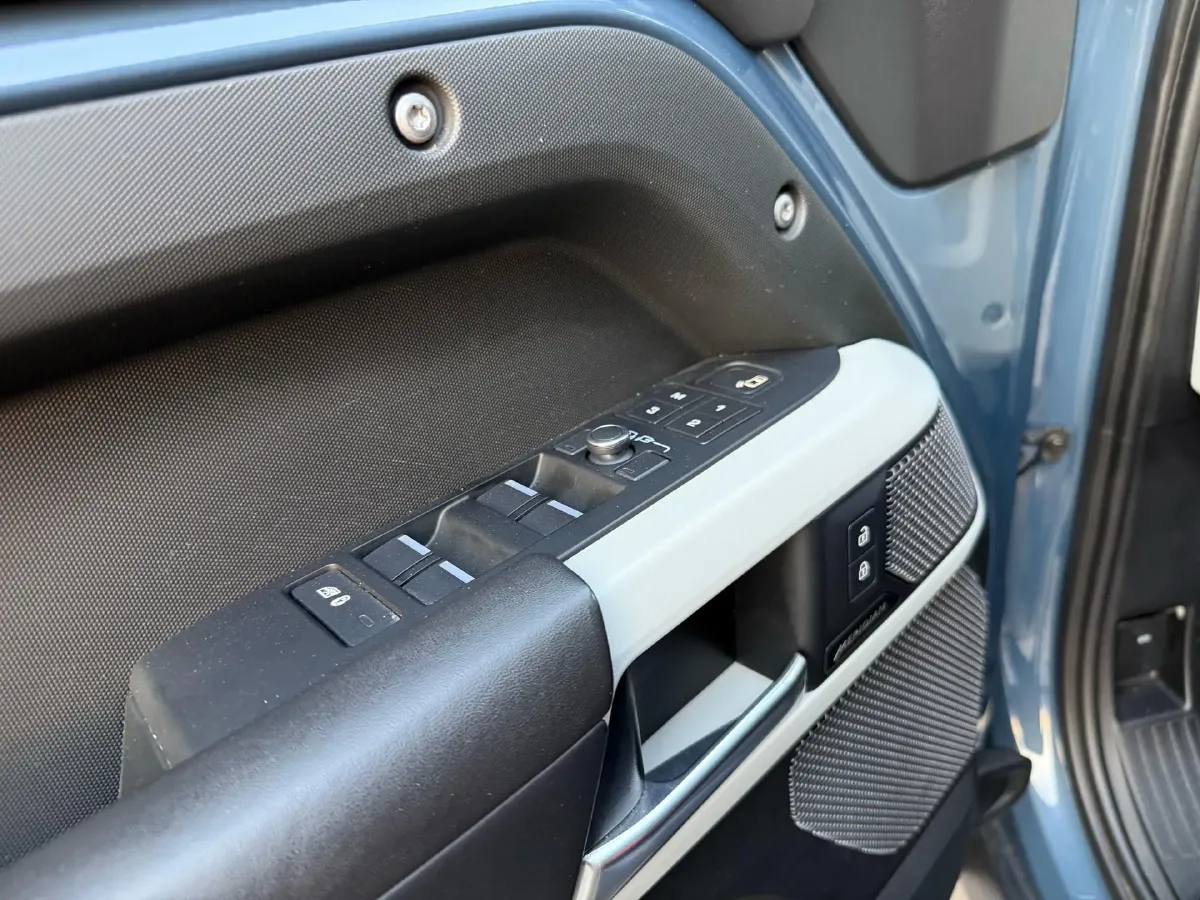 2022 Land Rover Defender 3.0T 400HP L6 8AT,autocango,china used car exporter,china ev exporter,chinese used car exporter,chinese used ev exporter