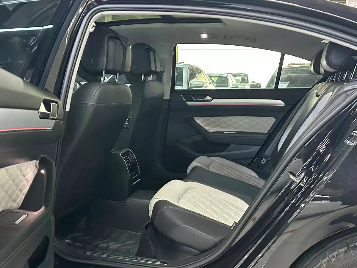 2024 Volkswagen Magotan 2.0T 186HP L4 7DCT,autocango,china used car exporter,china ev exporter,chinese used car exporter,chinese used ev exporter