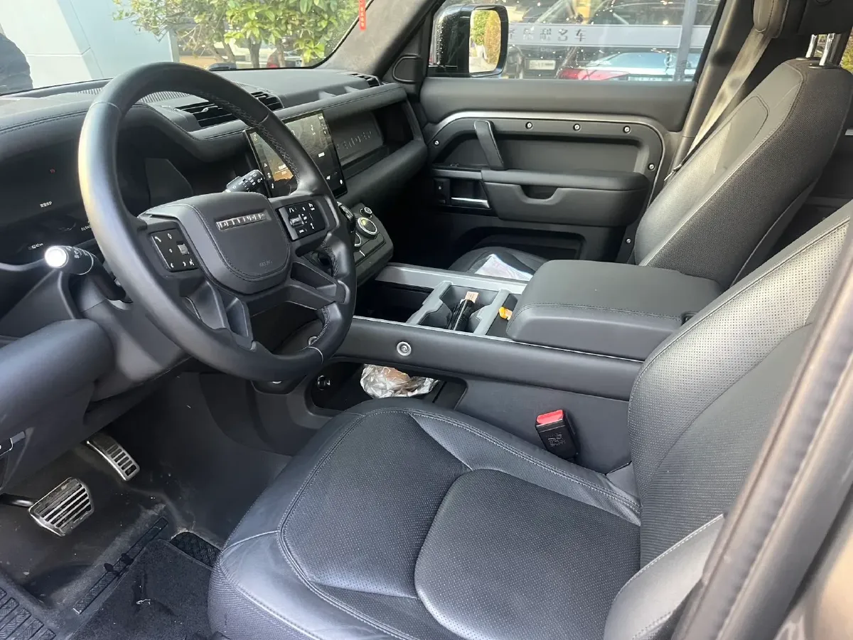 2025 Land Rover Defender 3.0T 400HP L6 8AT,autocango,china used car exporter,china ev exporter,chinese used car exporter,chinese used ev exporter