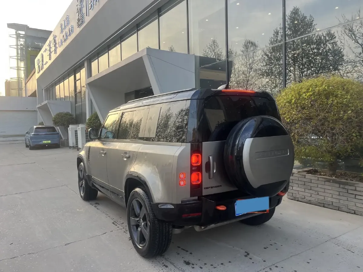 2025 Land Rover Defender 3.0T 400HP L6 8AT,autocango,china used car exporter,china ev exporter,chinese used car exporter,chinese used ev exporter