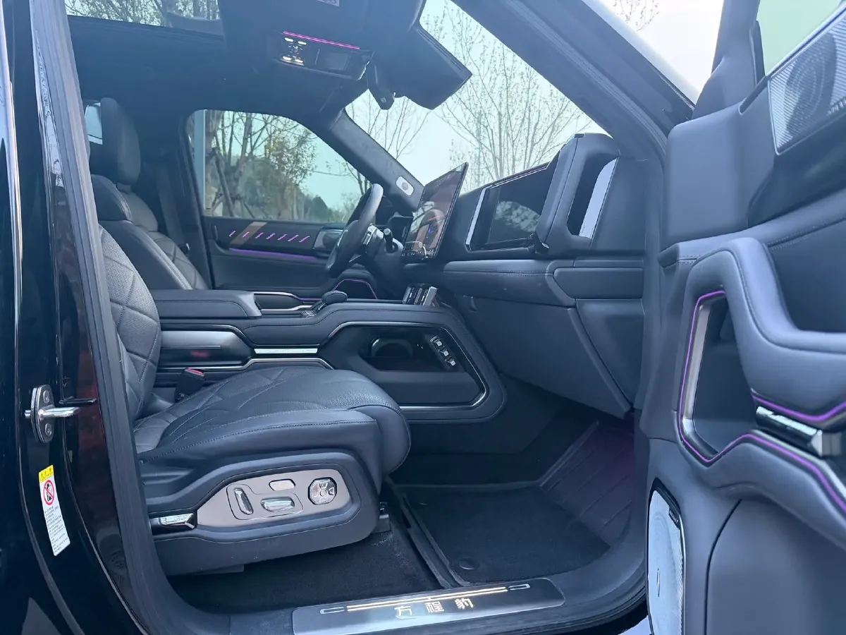 2025 FangChengBao Bao 8 2.0T 245HP L4 E-CVT PHEV 36.8KWH,autocango,china used car exporter,china ev exporter,chinese used car exporter,chinese used ev exporter