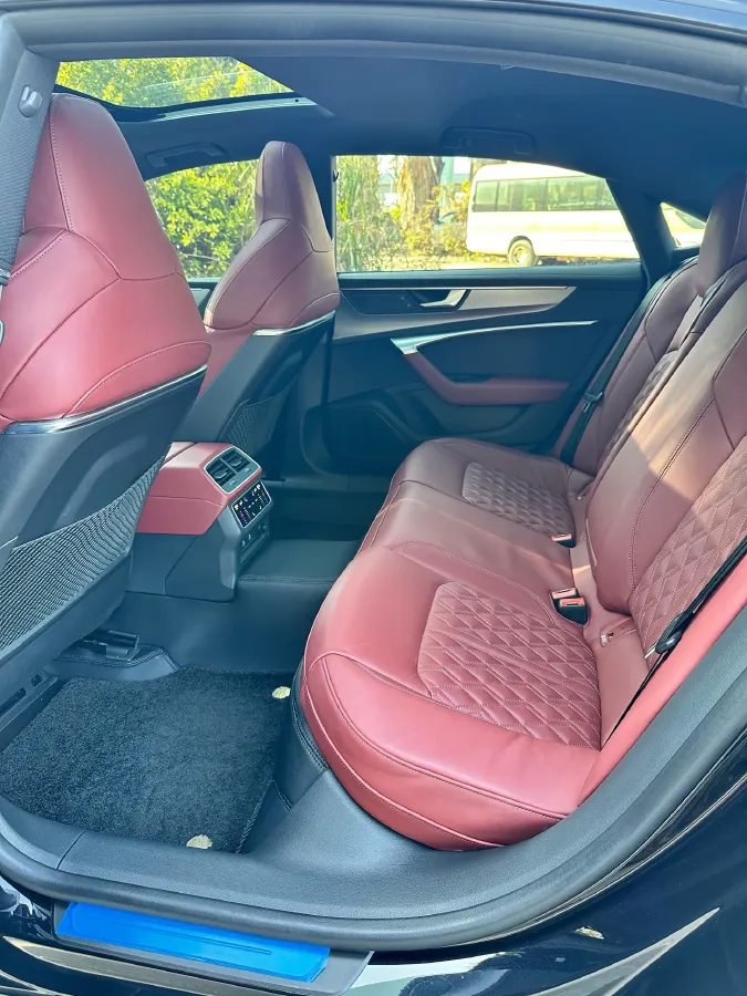 2024 Audi A7L 2.0T 245HP L4 7DCT,autocango,china used car exporter,china ev exporter,chinese used car exporter,chinese used ev exporter