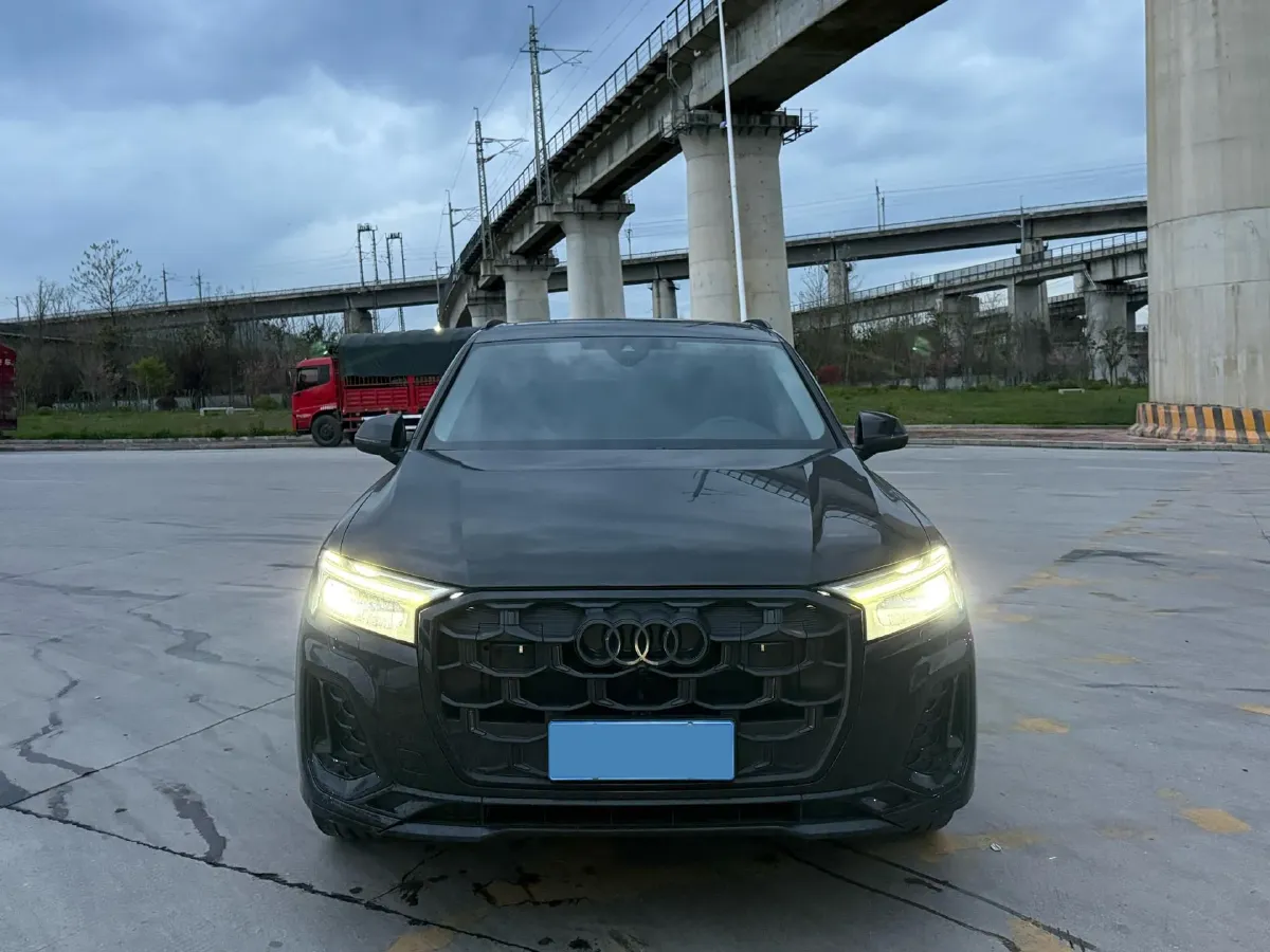 2025 Audi Q7 2.0T 265HP L4 8AT,autocango,china used car exporter,china ev exporter,chinese used car exporter,chinese used ev exporter