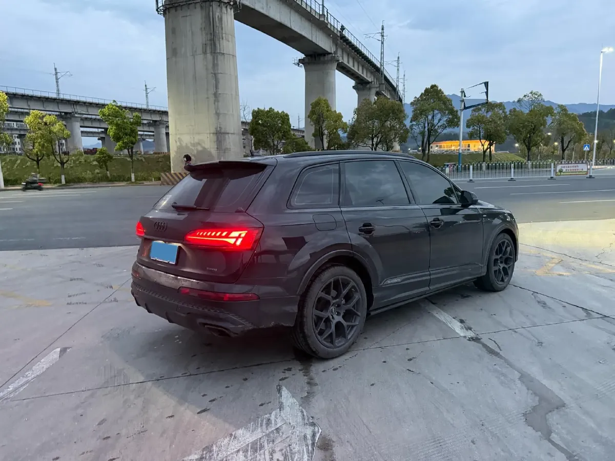 2025 Audi Q7 2.0T 265HP L4 8AT,autocango,china used car exporter,china ev exporter,chinese used car exporter,chinese used ev exporter