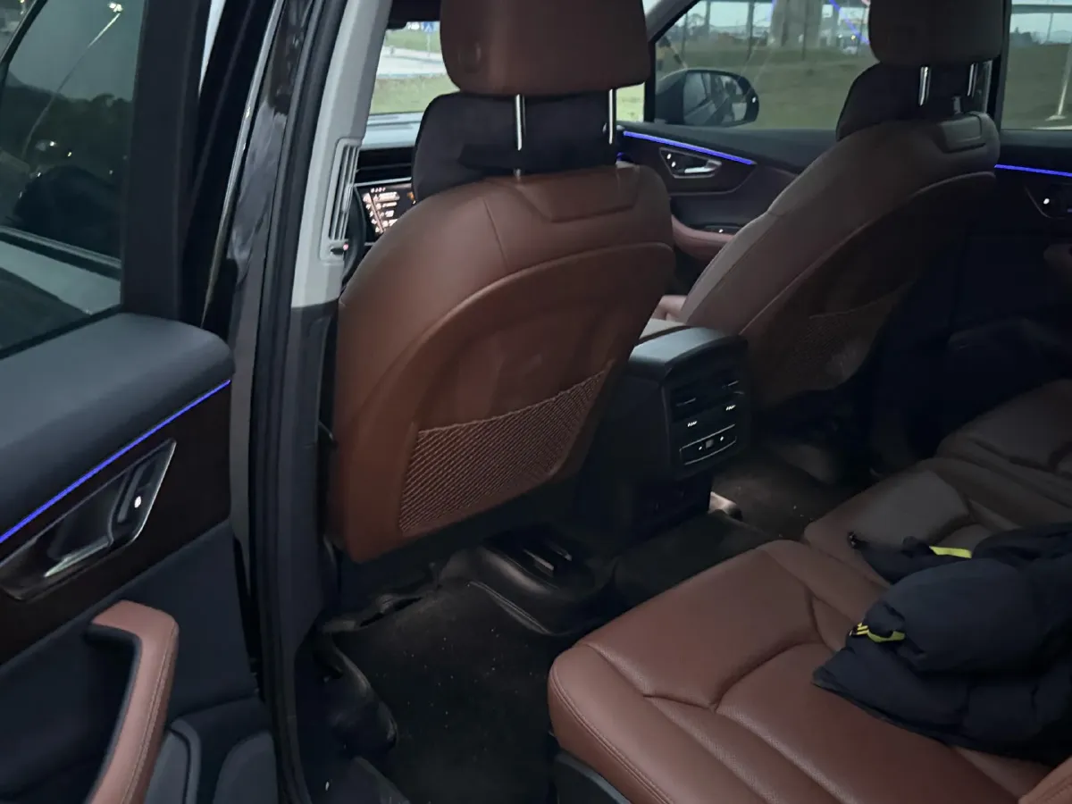 2025 Audi Q7 2.0T 265HP L4 8AT,autocango,china used car exporter,china ev exporter,chinese used car exporter,chinese used ev exporter