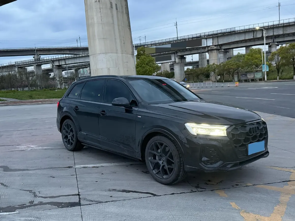 2025 Audi Q7 2.0T 265HP L4 8AT,autocango,china used car exporter,china ev exporter,chinese used car exporter,chinese used ev exporter