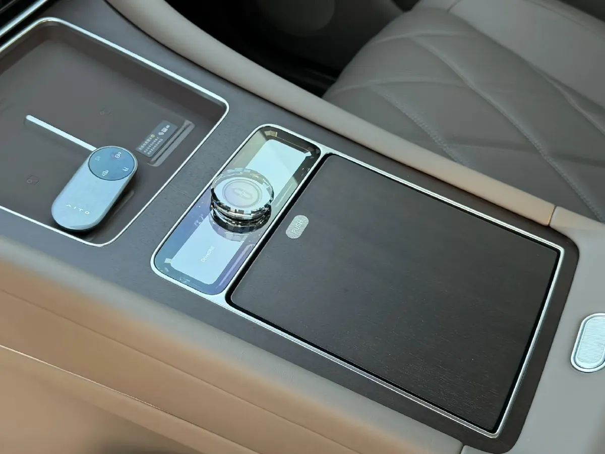 2025 AITO AITO M9 REEV 160HP REEV 52KWH,autocango,china used car exporter,china ev exporter,chinese used car exporter,chinese used ev exporter