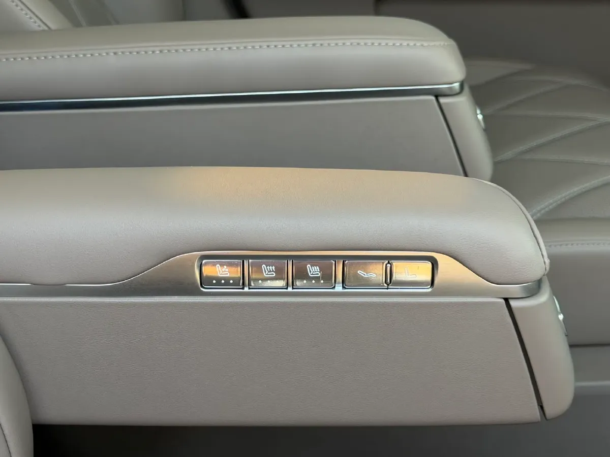 2025 AITO AITO M9 REEV 160HP REEV 52KWH,autocango,china used car exporter,china ev exporter,chinese used car exporter,chinese used ev exporter