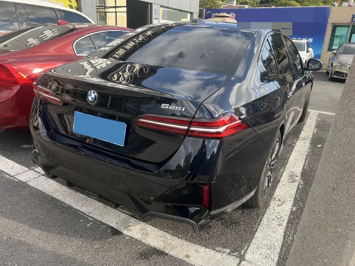 2024 BMW 5 Series 2.0T 190HP L4 8AT,autocango,china used car exporter,china ev exporter,chinese used car exporter,chinese used ev exporter