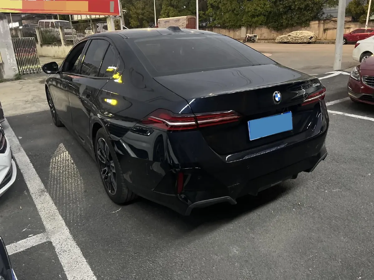 2024 BMW 5 Series 2.0T 190HP L4 8AT,autocango,china used car exporter,china ev exporter,chinese used car exporter,chinese used ev exporter