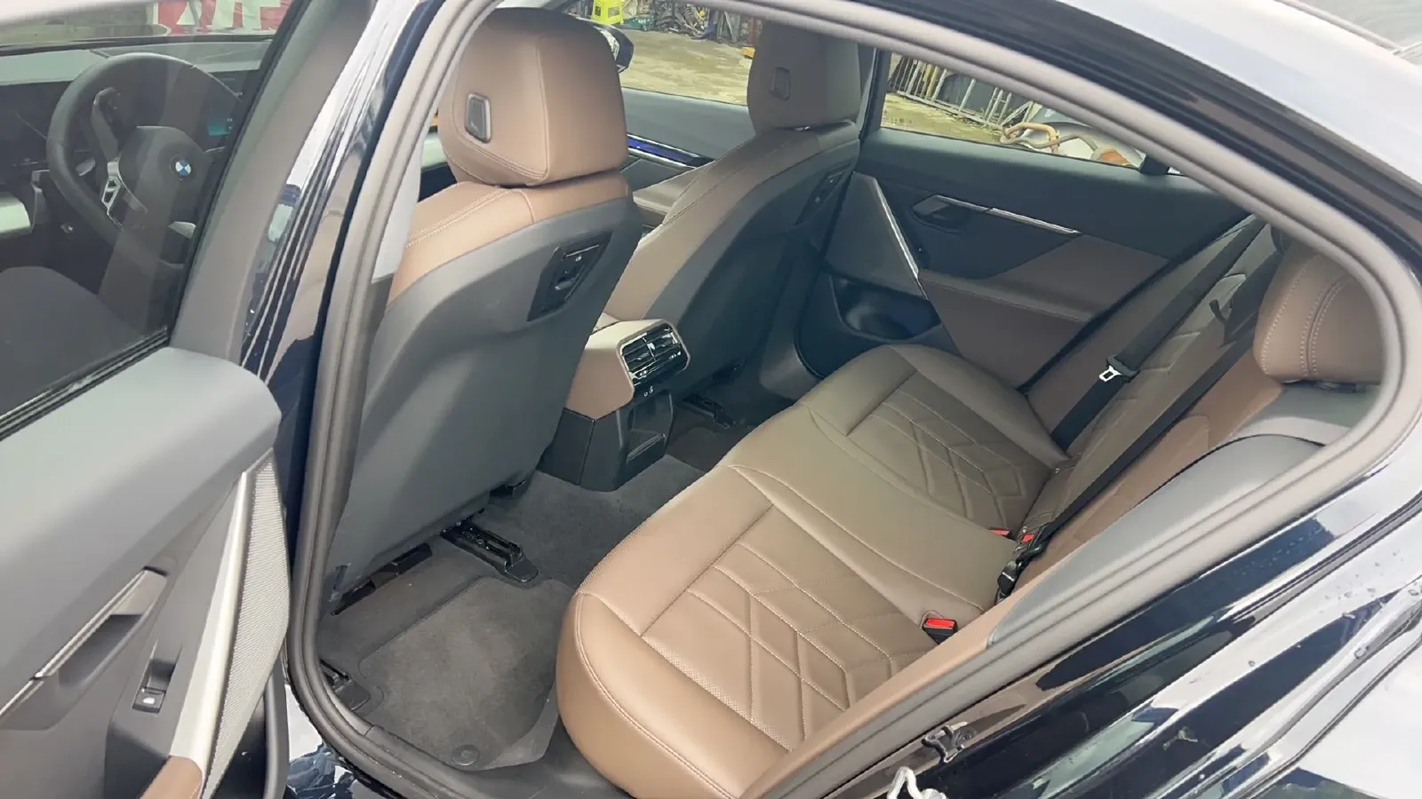 2024 BMW 5 Series 2.0T 190HP L4 8AT,autocango,china used car exporter,china ev exporter,chinese used car exporter,chinese used ev exporter