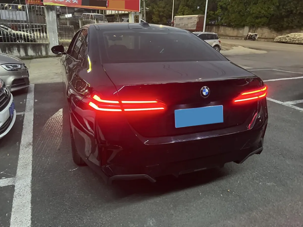 2024 BMW 5 Series 2.0T 190HP L4 8AT,autocango,china used car exporter,china ev exporter,chinese used car exporter,chinese used ev exporter