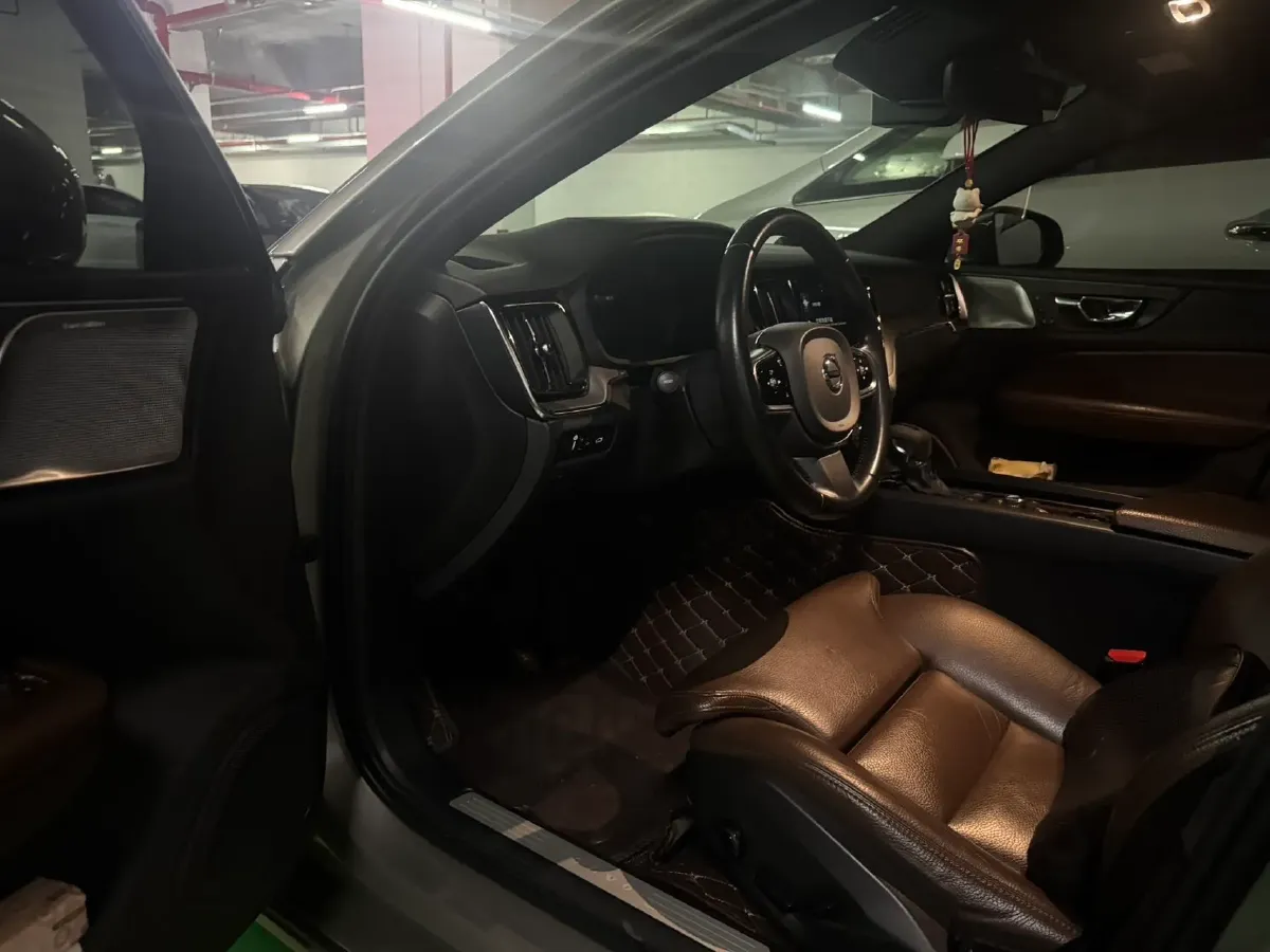 2020 Volvo S60 2.0T 190HP L4 8AT,autocango,china used car exporter,china ev exporter,chinese used car exporter,chinese used ev exporter