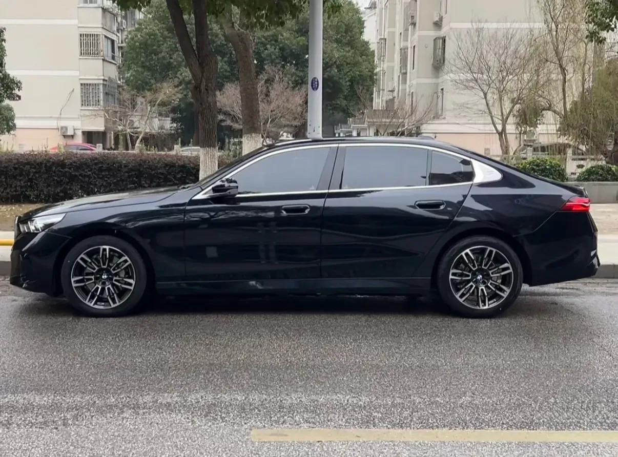 2025 BMW 5 Series 2.0T 258HP L4 8AT,autocango,china used car exporter,china ev exporter,chinese used car exporter,chinese used ev exporter