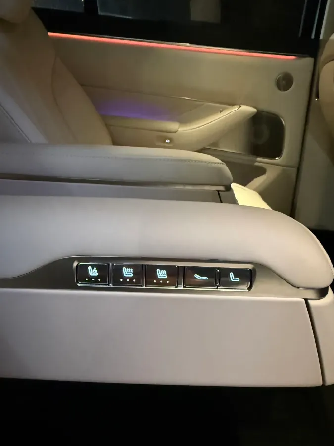 2025 AITO AITO M8 REEV 160HP REEV 53.4KWH,autocango,china used car exporter,china ev exporter,chinese used car exporter,chinese used ev exporter