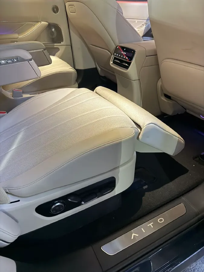 2025 AITO AITO M8 REEV 160HP REEV 53.4KWH,autocango,china used car exporter,china ev exporter,chinese used car exporter,chinese used ev exporter