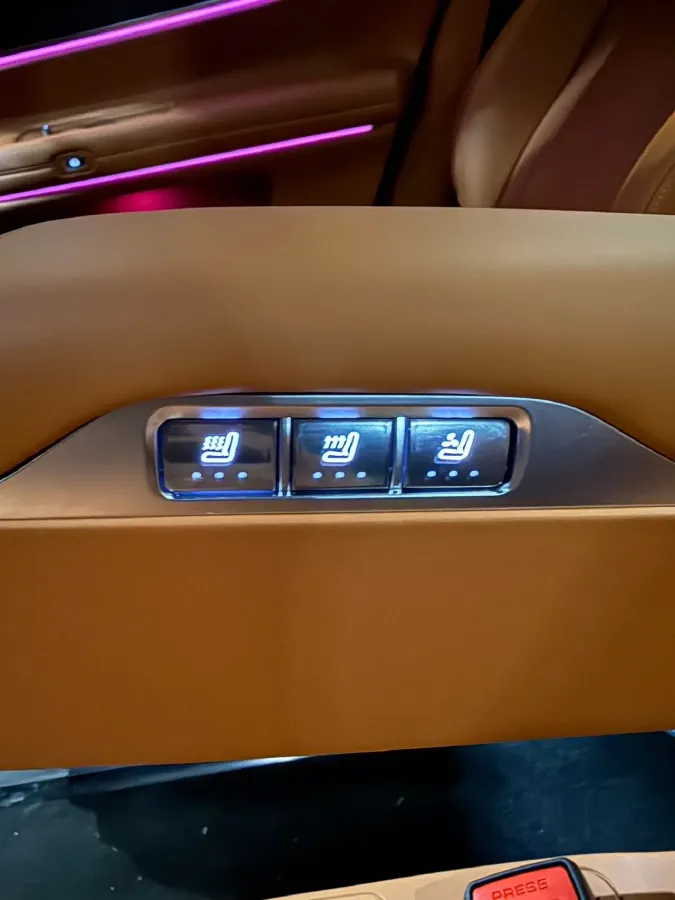 2025 AITO AITO M9 REEV 160HP REEV 52KWH,autocango,china used car exporter,china ev exporter,chinese used car exporter,chinese used ev exporter