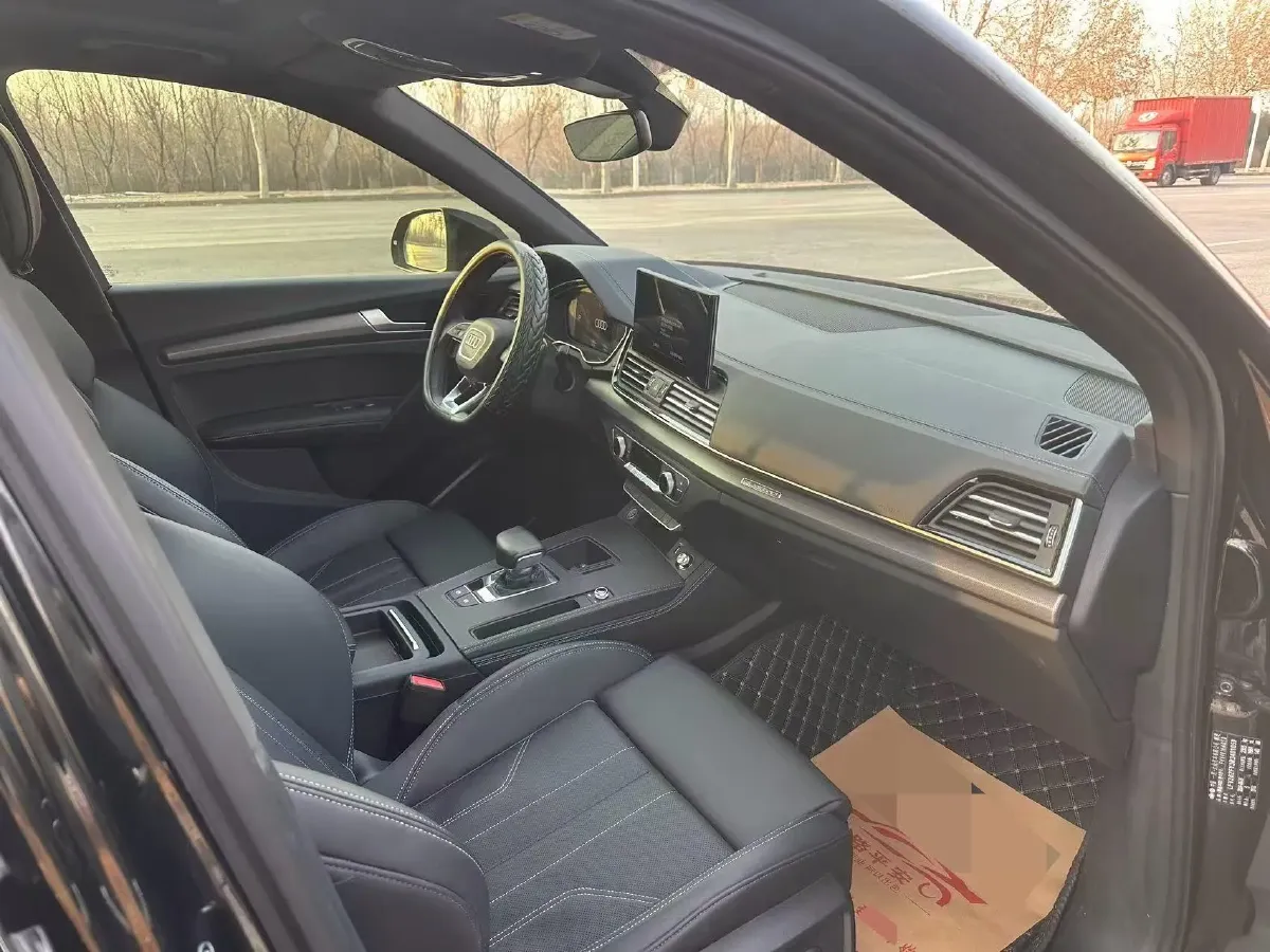 2025 Audi Q5L 2.0T 190HP L4 7DCT,autocango,china used car exporter,china ev exporter,chinese used car exporter,chinese used ev exporter