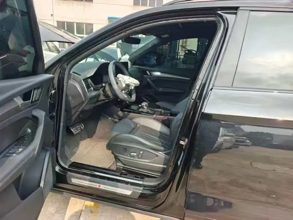 2025 Audi Q5L 2.0T 190HP L4 7DCT,autocango,china used car exporter,china ev exporter,chinese used car exporter,chinese used ev exporter