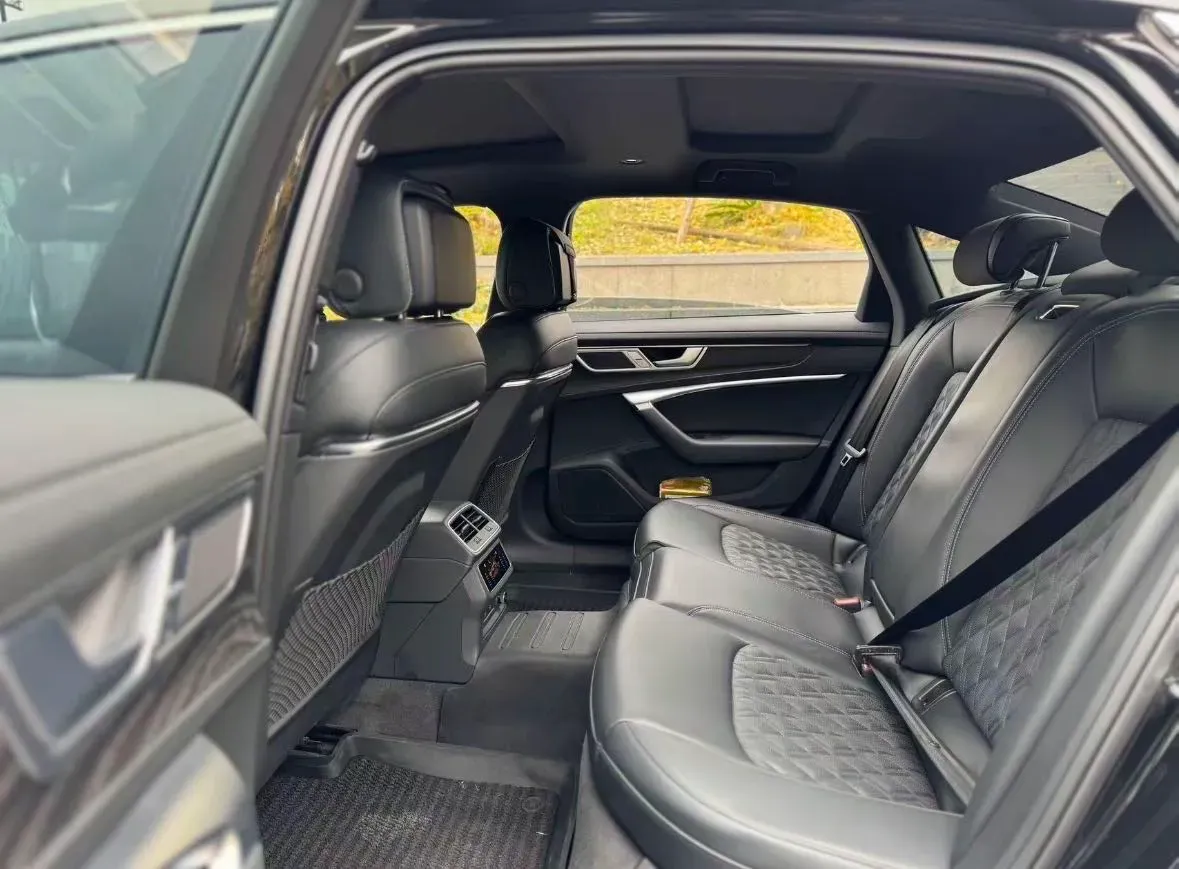 2025 Audi A6L 2.0T 245HP L4 7DCT,autocango,china used car exporter,china ev exporter,chinese used car exporter,chinese used ev exporter