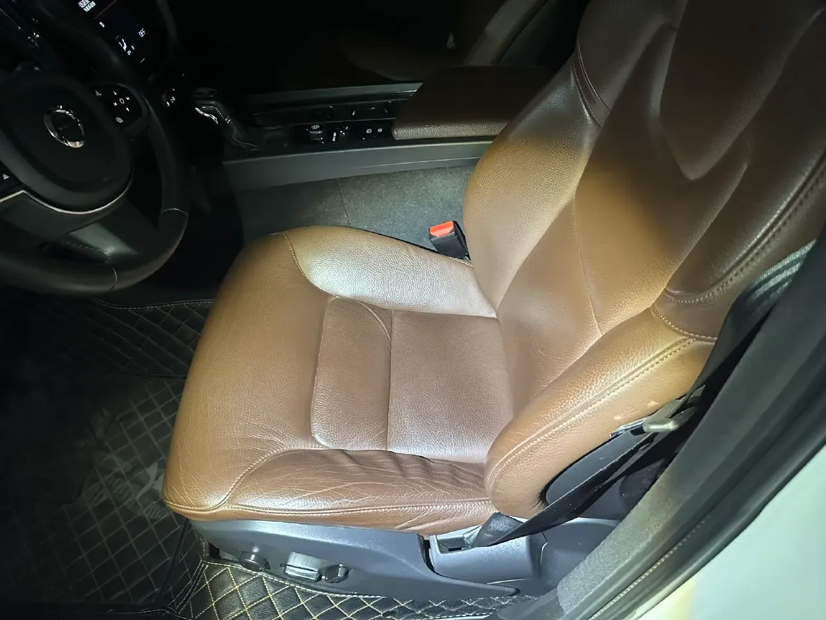 2020 Volvo XC60 2.0T 254HP L4 8AT,autocango,china used car exporter,china ev exporter,chinese used car exporter,chinese used ev exporter