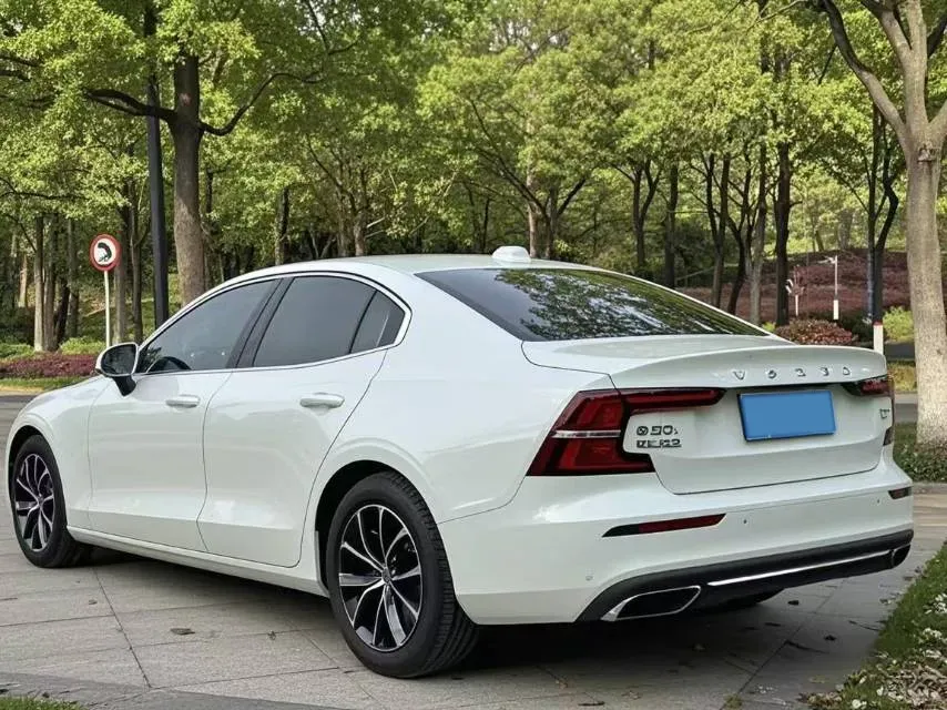2023 Volvo S60 2.0T 197HP L4 7DCT,autocango,china used car exporter,china ev exporter,chinese used car exporter,chinese used ev exporter