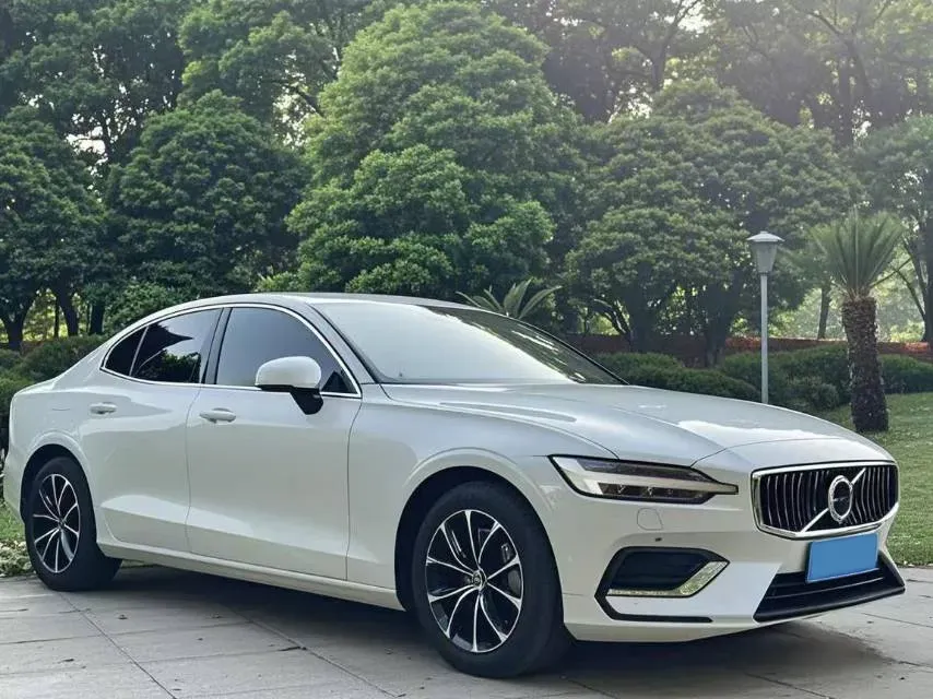 2023 Volvo S60 2.0T 197HP L4 7DCT,autocango,china used car exporter,china ev exporter,chinese used car exporter,chinese used ev exporter