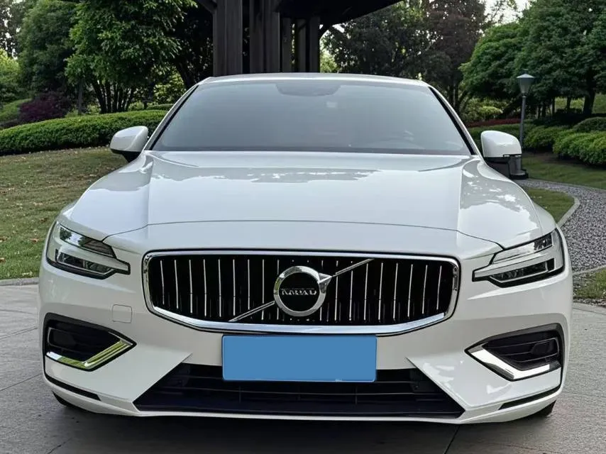 2023 Volvo S60 2.0T 197HP L4 7DCT,autocango,china used car exporter,china ev exporter,chinese used car exporter,chinese used ev exporter