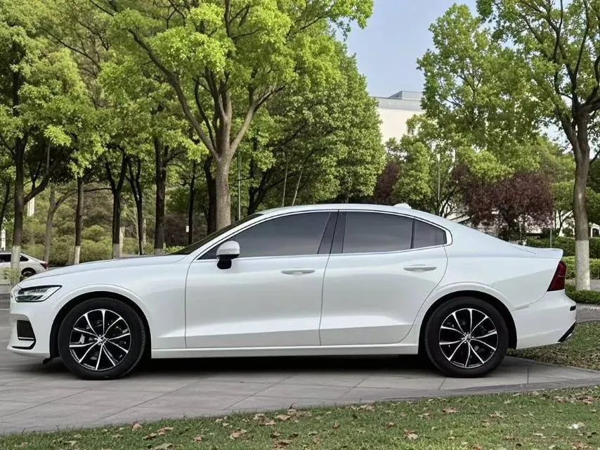 2023 Volvo S60 2.0T 197HP L4 7DCT,autocango,china used car exporter,china ev exporter,chinese used car exporter,chinese used ev exporter