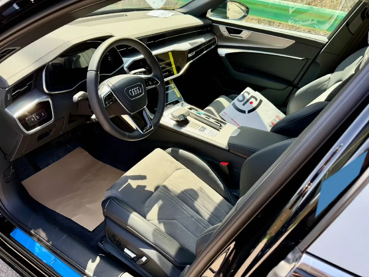 2024 Audi A6L 2.0T 245HP L4 7DCT,autocango,china used car exporter,china ev exporter,chinese used car exporter,chinese used ev exporter