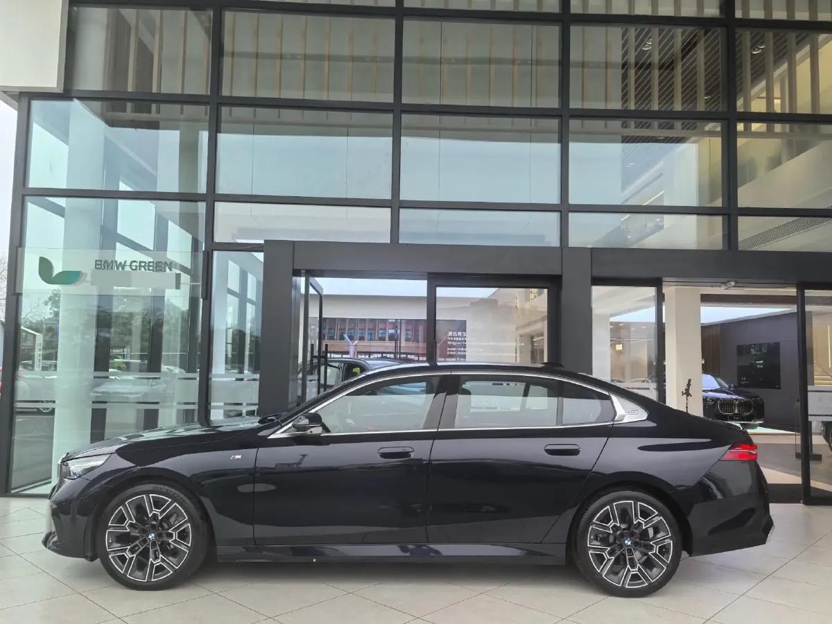 2025 BMW 5 Series 2.0T 258HP L4 8AT,autocango,china used car exporter,china ev exporter,chinese used car exporter,chinese used ev exporter