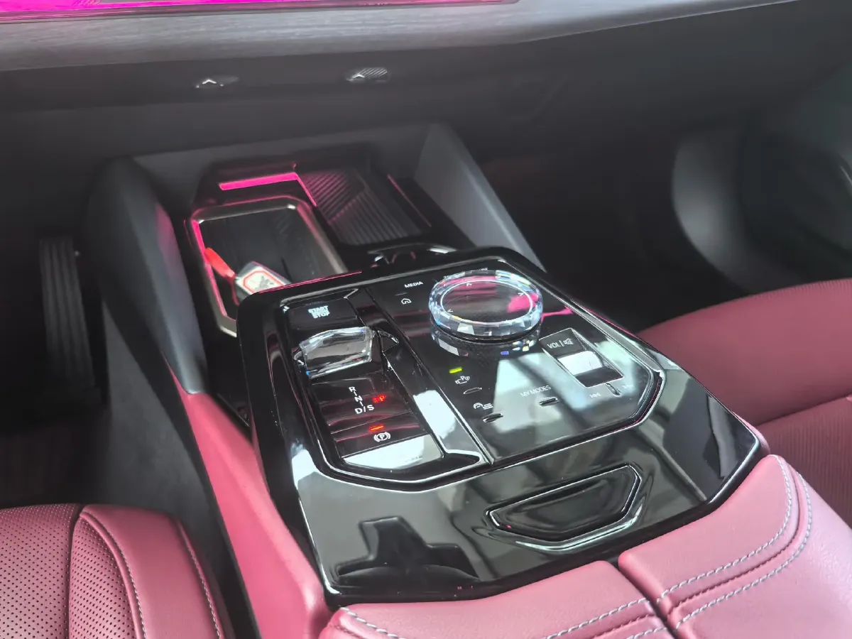 2025 BMW 5 Series 2.0T 258HP L4 8AT,autocango,china used car exporter,china ev exporter,chinese used car exporter,chinese used ev exporter