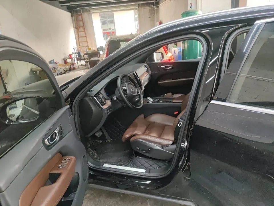 2022 Volvo XC60 2.0T 250HP L4 8AT,autocango,china used car exporter,china ev exporter,chinese used car exporter,chinese used ev exporter