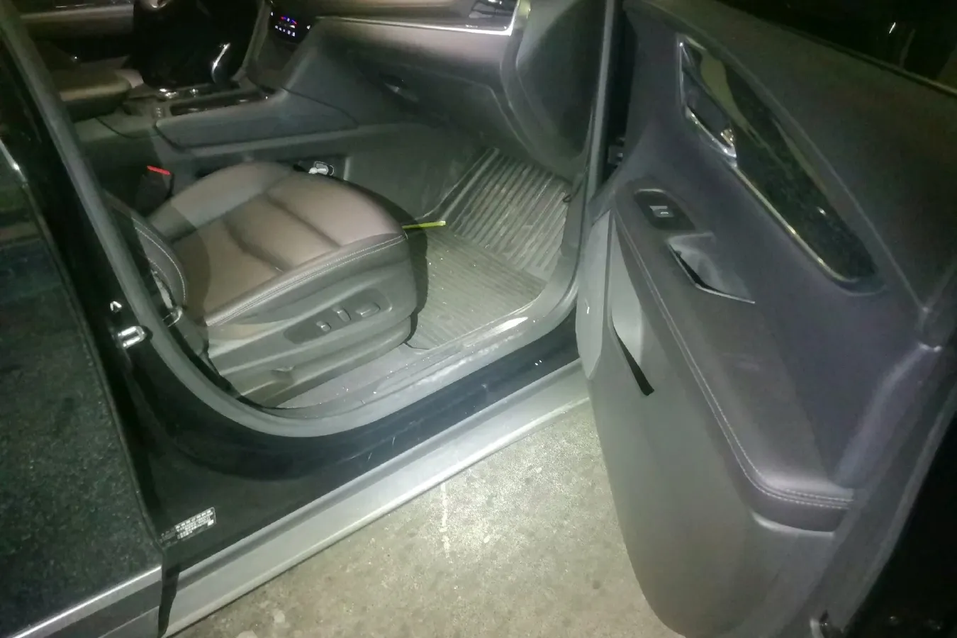 2021 Cadillac XT5 2.0T 237HP L4 9AT,autocango,china used car exporter,china ev exporter,chinese used car exporter,chinese used ev exporter